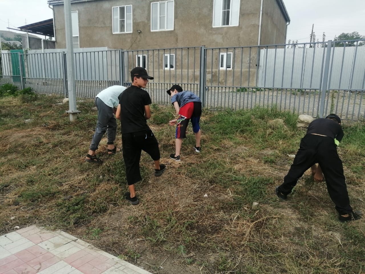 В преддверии начала нового учебного года на территории новой школы провели субботник..