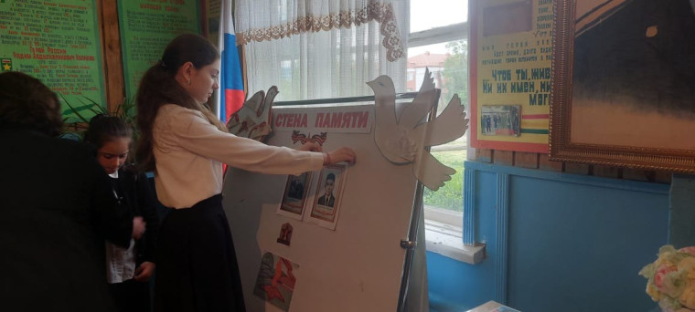 В преддверии Дня Победы в нашей школе проходит акция: "Стена памяти" Патриотическое мероприятие организовали в рамках нового формата "Бессмертный полк".